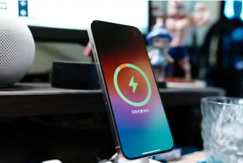 雅安苹果15换屏服务分享用什么充电器给iPhone15充电更好 